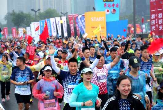2019西安(阳光城)国际马拉松赛鸣枪开跑
