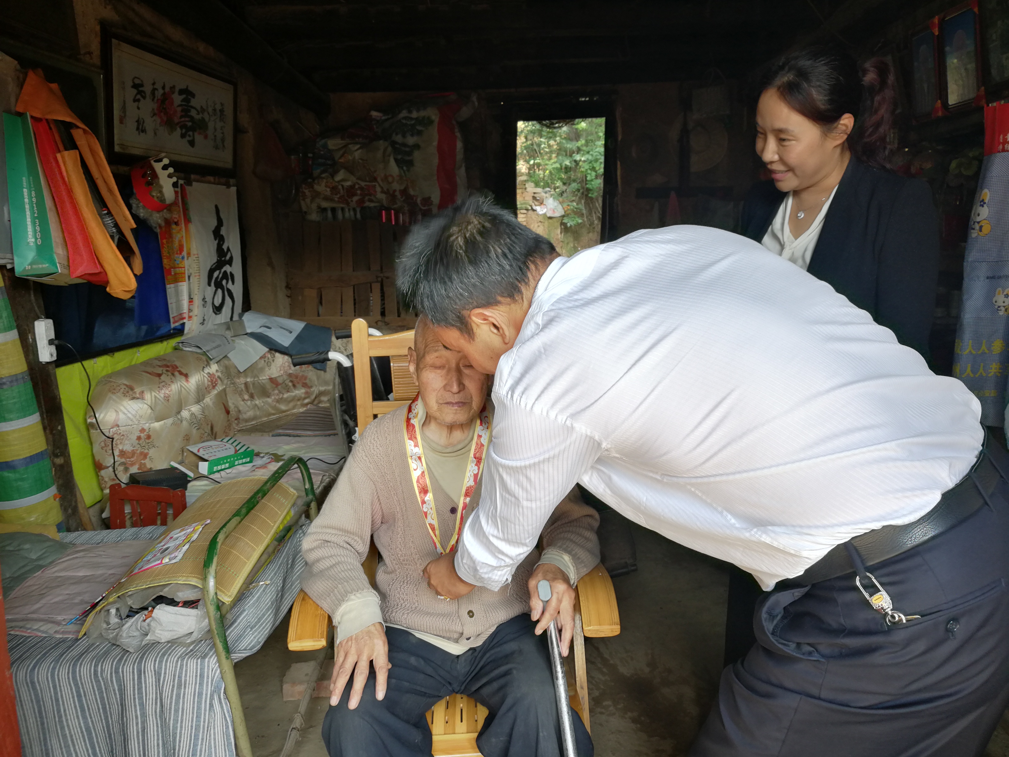 渭南华州区为两位退伍老兵送上国庆节日祝福