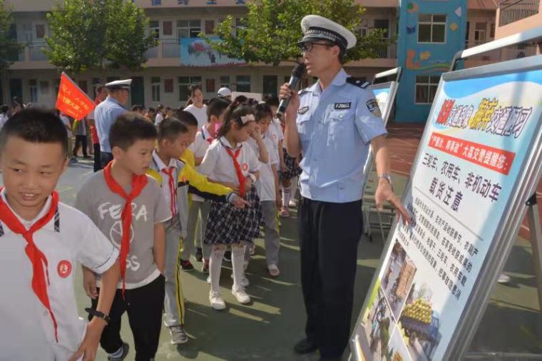 大荔公安交警全力为中小学生秋季开学保驾护航