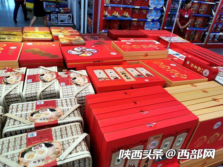 记者探访西安月饼市场：豪华月饼每个超150元 网红文艺款最走俏