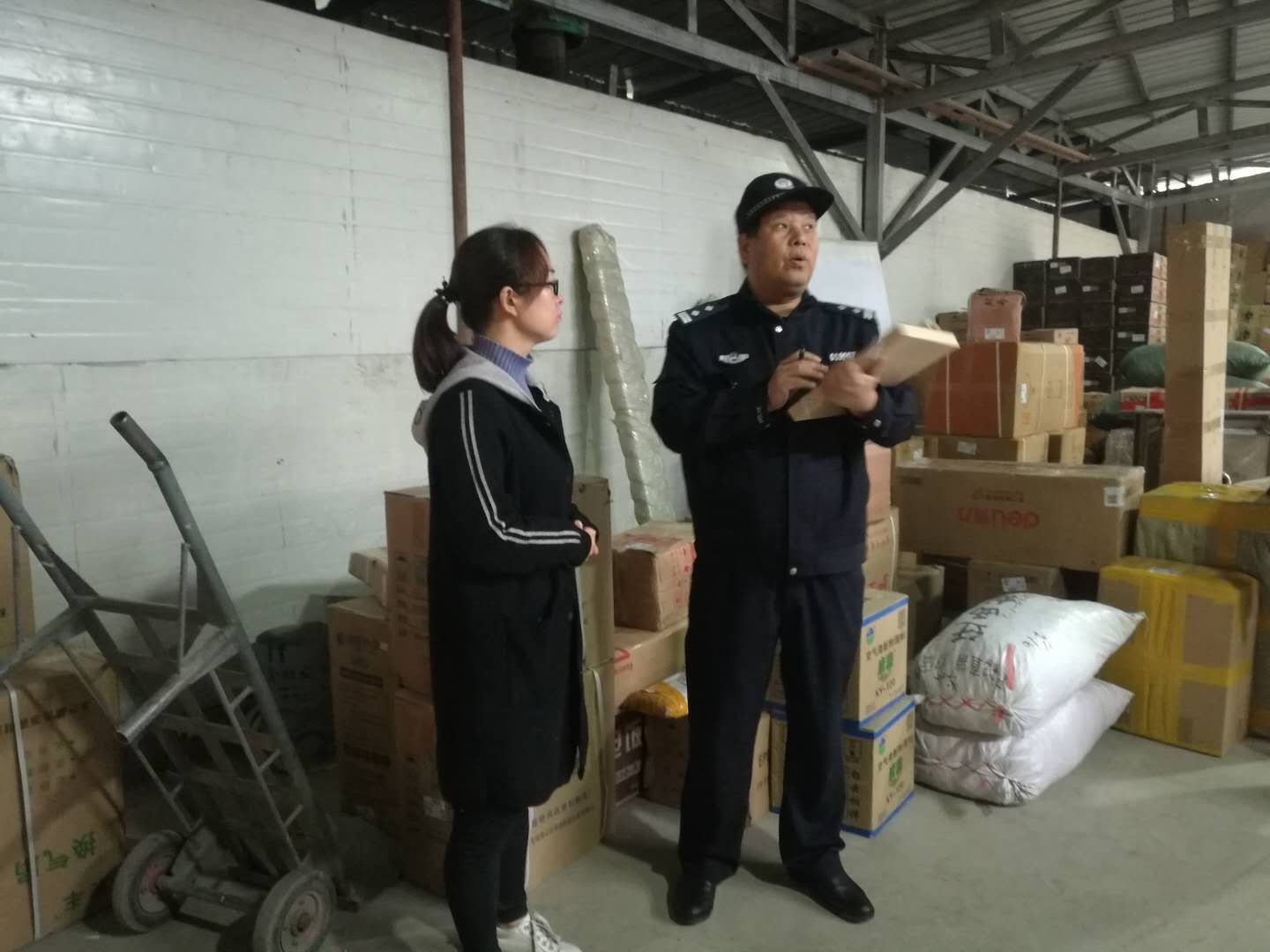 鄠邑警方对物流寄递网点开展安全检查