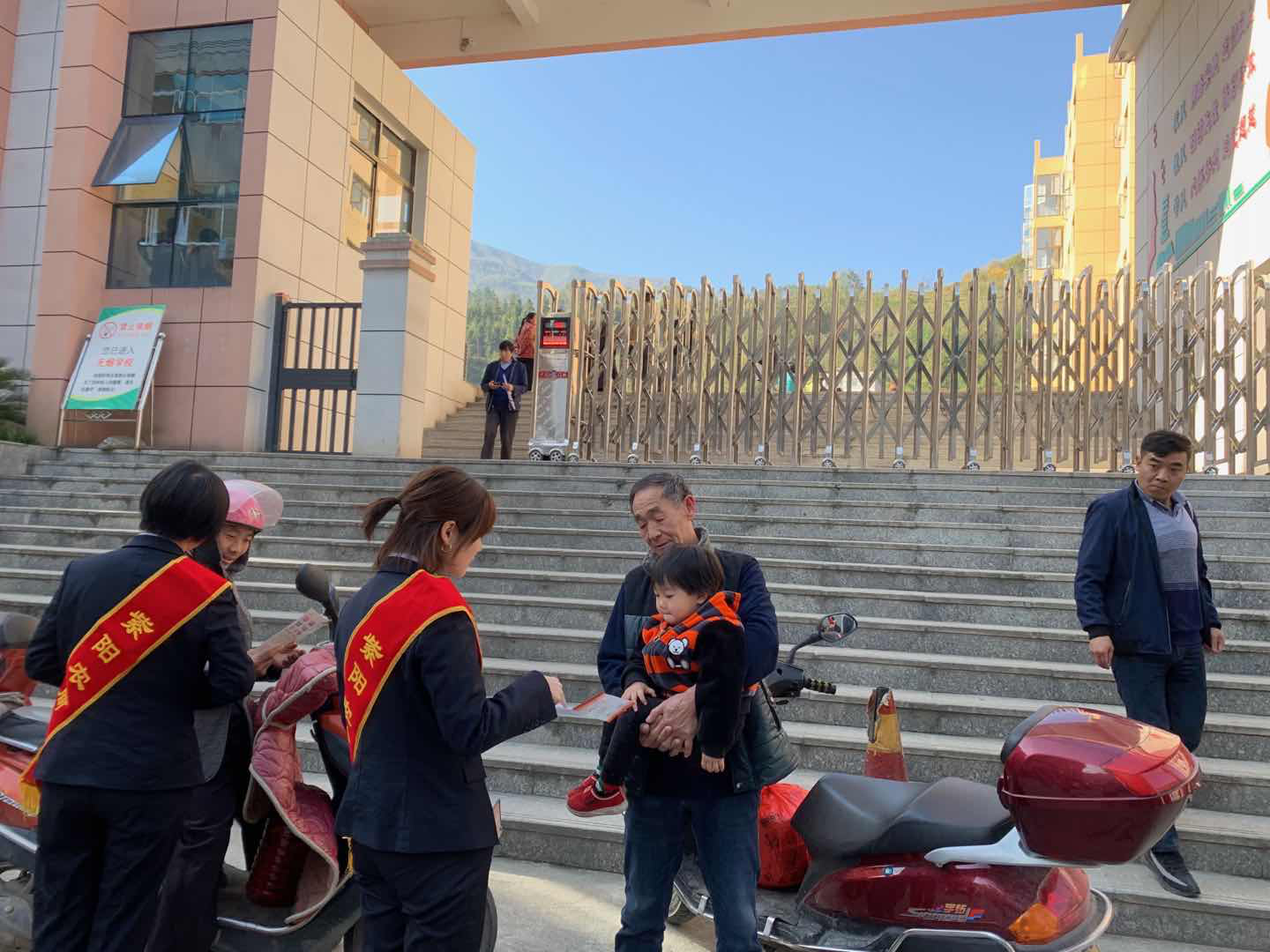 “一分钱乘公交””扫码购物立减“ 紫阳县高桥镇农商支行移动支付火了