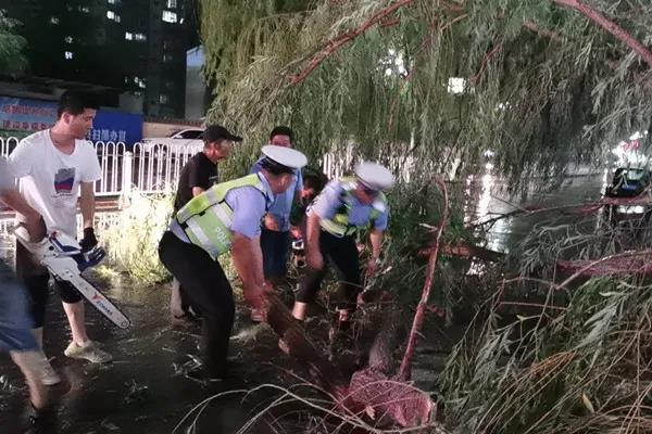 米脂交警，让荧光绿成为最温情的城市路标