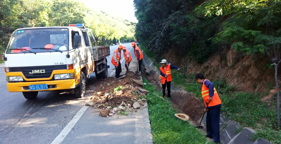 永寿公路段：夏季公路养护，维护交通安全