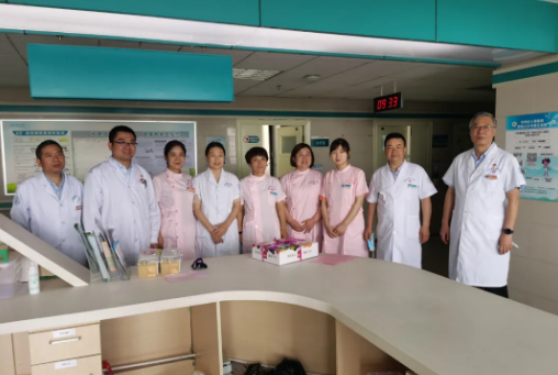 渭南市华州区人民医院领导班子慰问一线护理人员