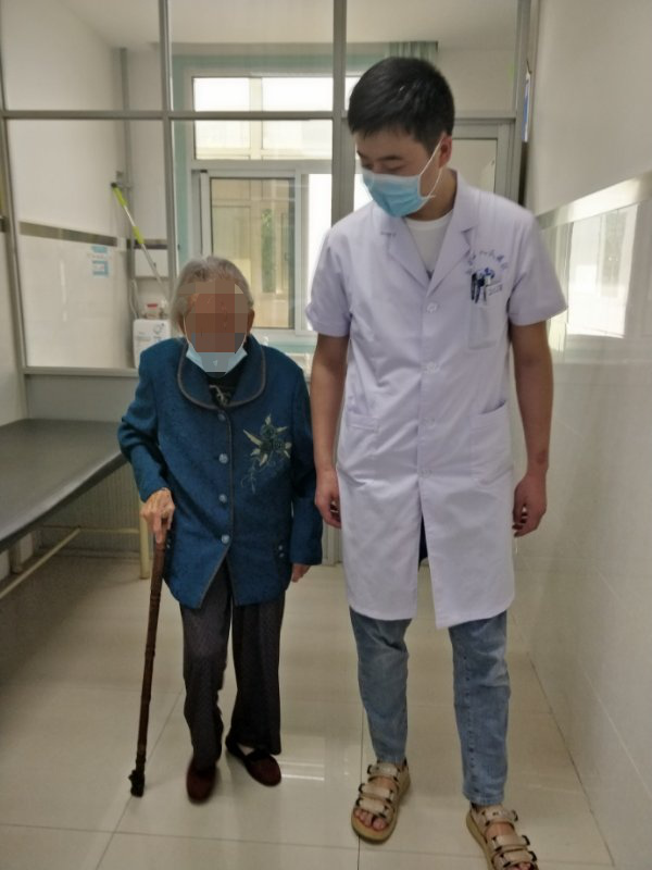 南郑区人民医院：98岁老人脊柱手术3天后康复出院