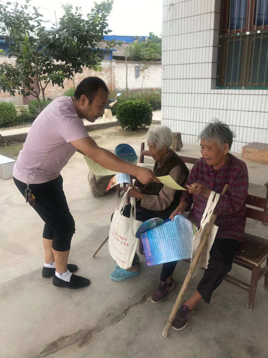 华阴市华西镇：创文宣传氛围浓 入户调查润人心