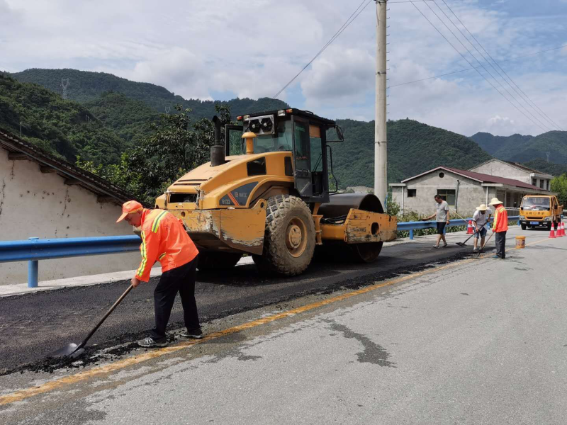 宁陕公路管理段：迅速处治路面病害， 保障群众出行安全