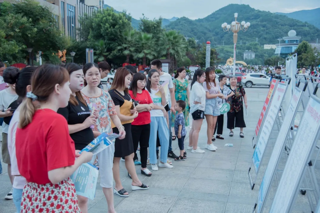 石泉县人社局：“人才夜市招聘会”，就业服务不打烊