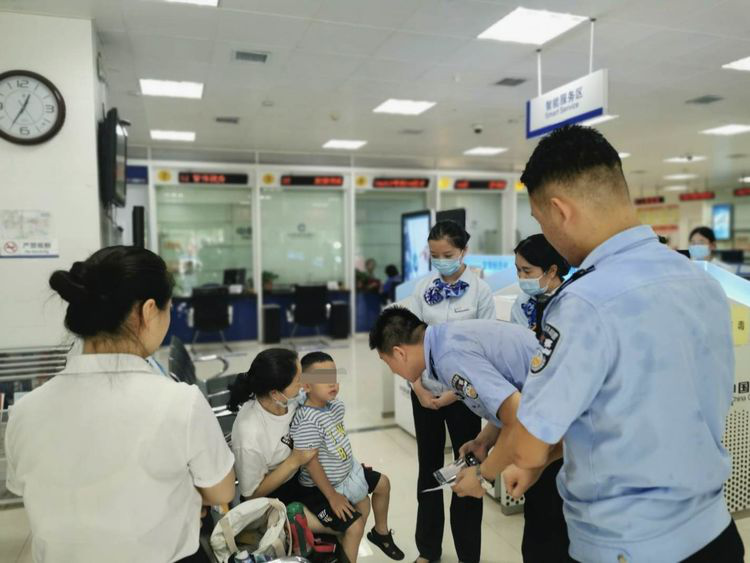 建行西安文景路支行：帮助迷路男孩雨中寻亲