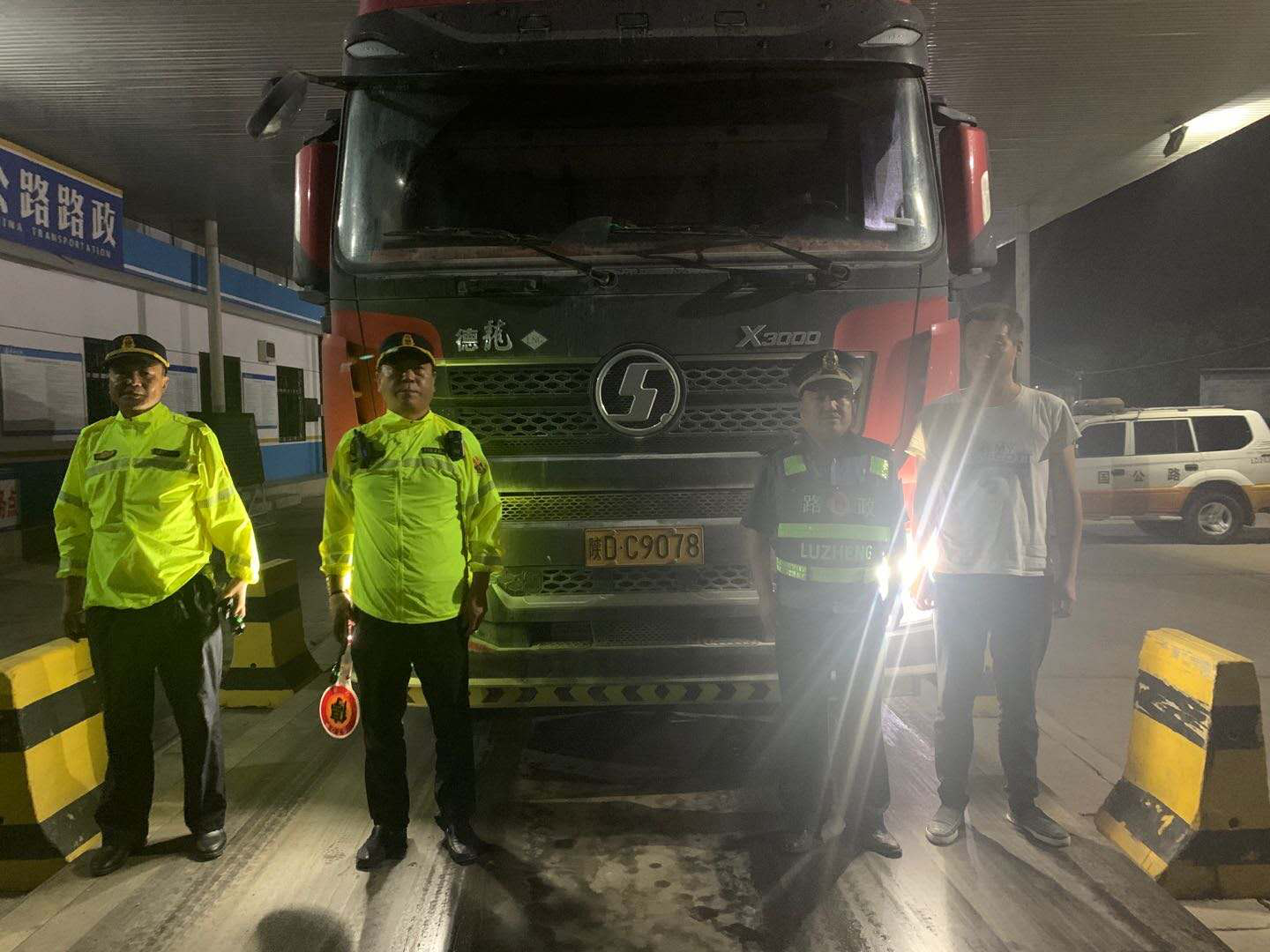 泾阳县交通运输局 ：打击超限超载违法行为 营造安全畅通道路环境