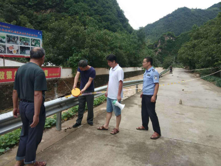 柞水县瓦房口派出所：积极性对汛情，维护群众安全