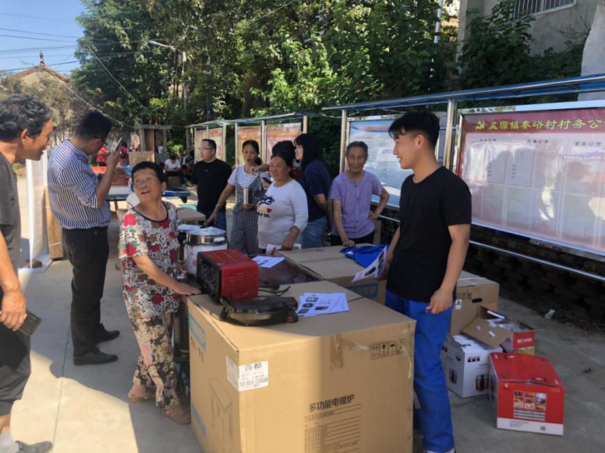 华阴市孟塬镇：产品下乡进村组  政策落地上门宣