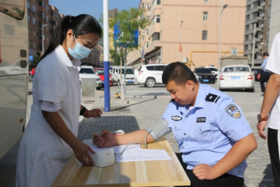 绥德：民警无偿献血 传递爱心希望