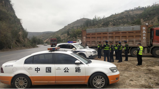 九里山超限站：深化路警联动促机制，严查超限运输保平安
