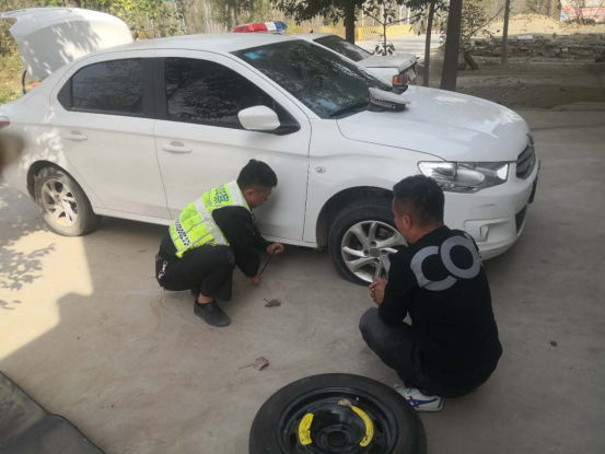 华州分局交管大队：车辆爆胎很无助，交警及时帮忙解困