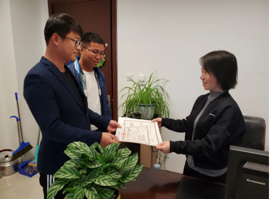 延安市市场监督管理局:高效服务暖人心   企业致谢送锦旗