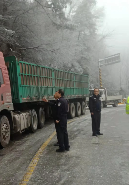 留坝县交管大队：消除冰雪路面隐患  保障道路通行畅通