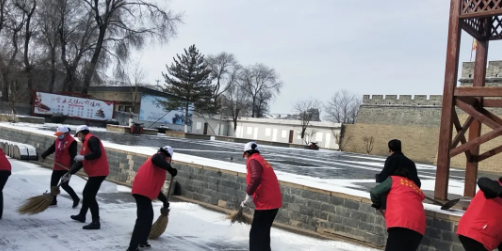 神木市高家堡镇：镇村干部齐上阵，清扫积雪保畅通
