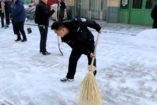 横山区公安局：全体民辅警清理积雪保路畅