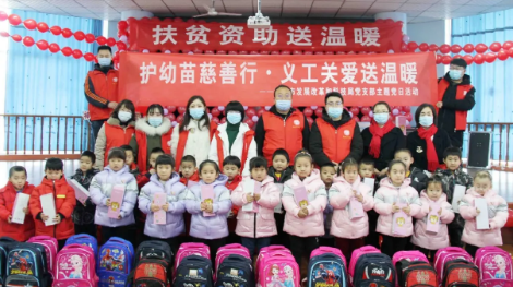 神木市发改科技局：护幼苗慈善行  义工关爱送温暖