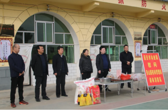 延安市林业局赵鹏娟一行看望慰问森林消防队员检查森林防火工作