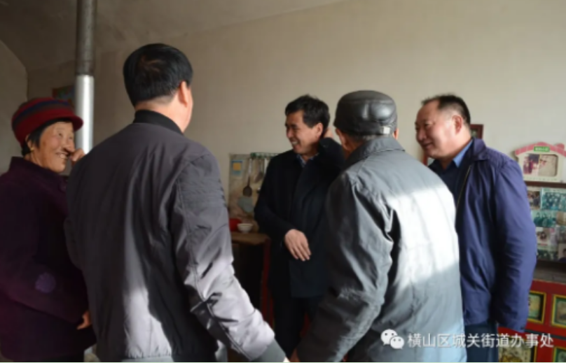 横山区城关街办：看望慰问困难老党员，情暖夕阳红