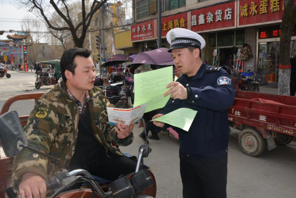 黄龙交警：扎实推进“一盔一带” 筑牢安全防护网