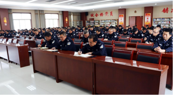 洛川公安：观《光荣的时刻》，坚理想信念