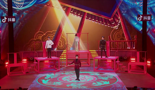《上线吧！华彩少年》再续燃点 王一博黄子韬现场体验戏曲唱腔