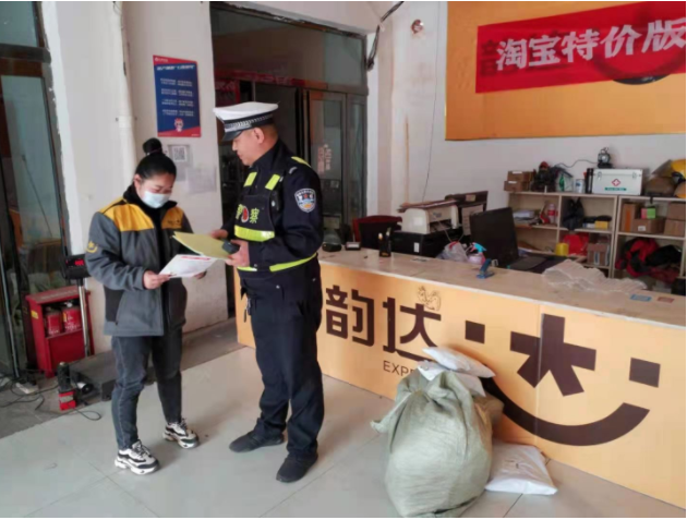 黄龙公安交警大队：“一盔一带”入人心