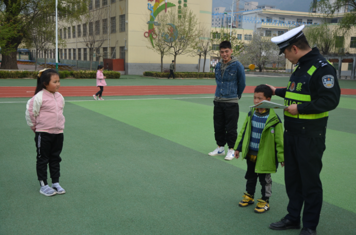 黄龙交警：普法宣传进校园 文明交通伴成长