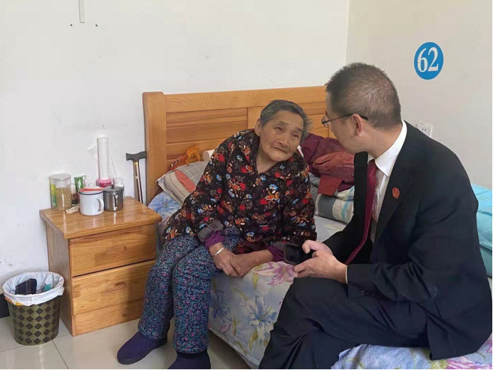 法庭走进敬老院，石泉法院诉讼服务续亲情