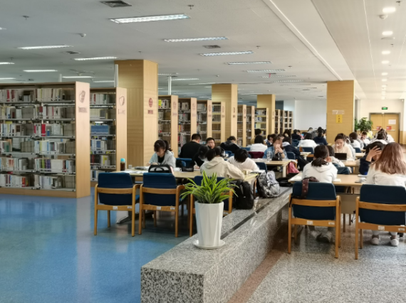 陕西省图书馆：“五一”人气旺，为假期添一份书香
