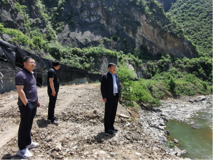 镇安县委书记深入一线调研指导生态环境保护工作
