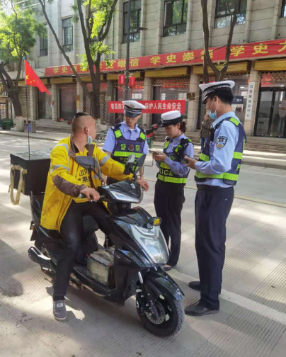 黄龙公安交警大队：强化“一盔一带”督查 提升群众安全意识