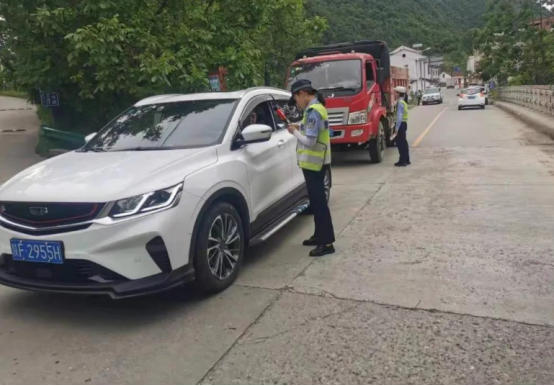 留坝县公安局交警大队多部门联动扎实开展农村道路交通安全大排查大整治