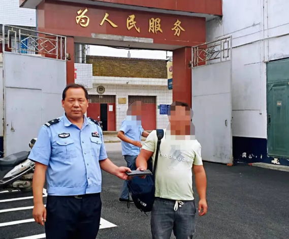 城固公安：钱包遗落出租车，民警火速帮找回
