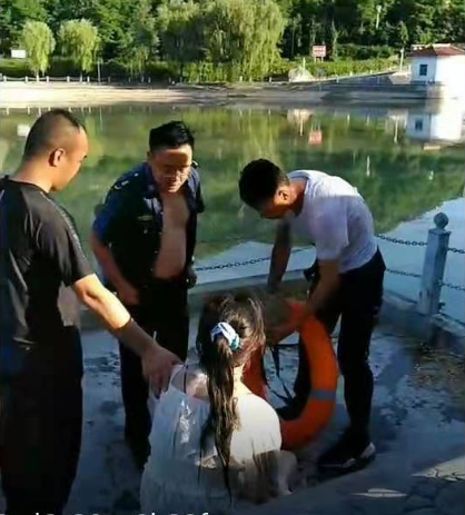 交通执法铁军，人民忠诚卫士——记旬邑县交通运输局胡拴利勇救落水女子