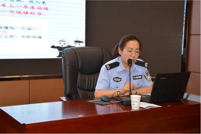 黄龙交警：送法进企业与法同行入人心