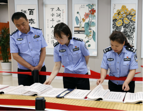 合阳公安参观庆祝建党100周年“百年辉煌 风华正茂”党史展、“中国梦?家乡好”书法绘画摄影非遗文创作品展