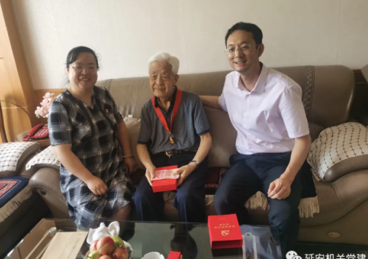 延安市直机关工委走访慰问老党员为其颁发“光荣在党50年”荣誉章