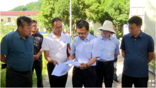 佛坪县县长史邦俭对秦岭区域小水电整治进行督查