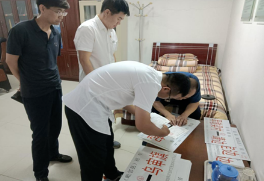 靖边县行政审批服务局：我为群众办实事，主动服务送牌上门
