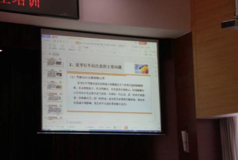 甘泉县公安交警走进下寺湾采油厂开展三季度驾驶员交通安全培训