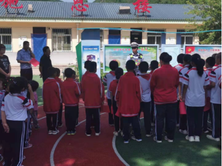 讲安全 防意外 送平安——黄龙交警暑假前开展交通安全宣传进校园活动