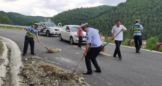 黄龙交警开展“严管控除隐患保全运”道路交通安全攻坚行动
