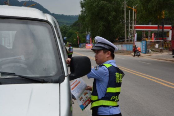 黄龙交警：强化路面秩序整治 维护道路交通安全