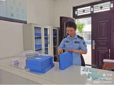 乾县公安局梁村派出所：规范户籍档案  提高便民服务质量