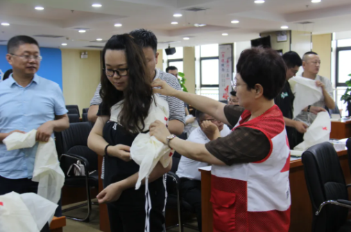 渭南市红十字会：渭南卫健党旗红 我教群众学急救
